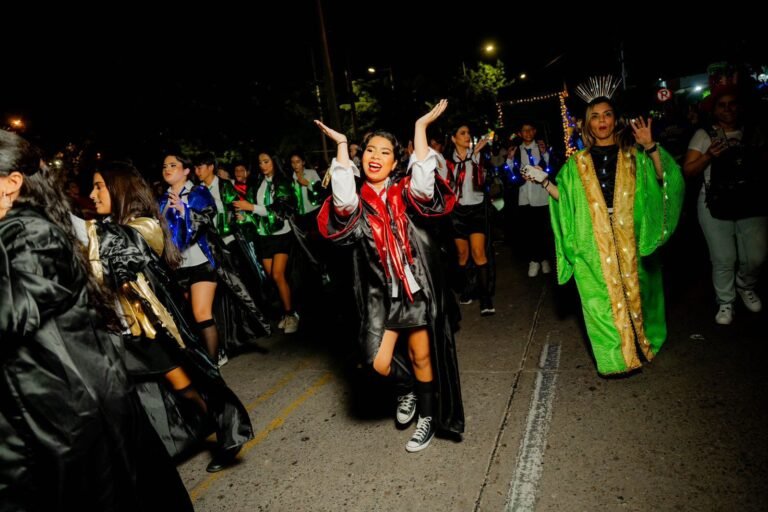 Valledupar se ilumina con la magia del desfile navideño del Colegio La Sierra